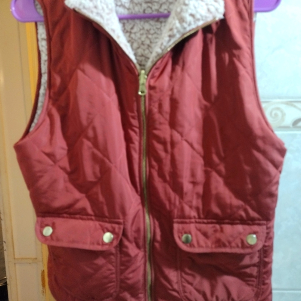 WOMENS BEAUTIFUL MAROON RED PLUM SHERPA VEST WITH GOLD ACCENTS - Picture 4 of 11